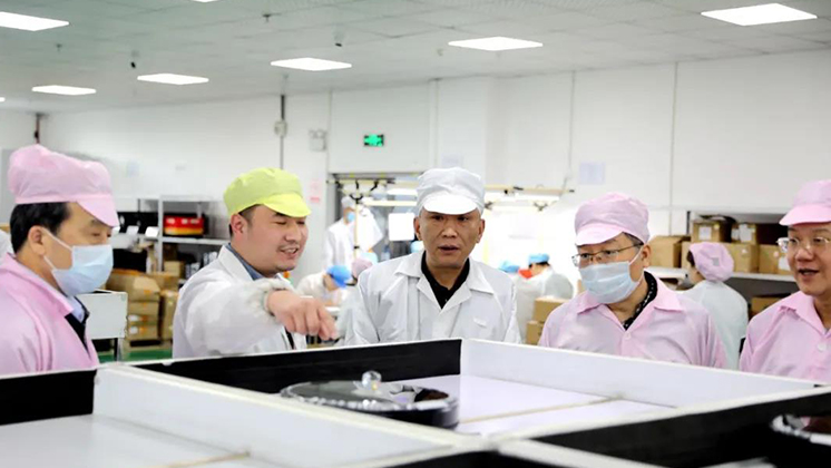 省人大常委會委員、省人大財政經(jīng)濟委員會主任委員張亦賢一行調(diào)研炬神電子